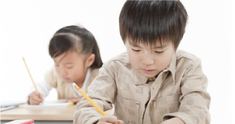 100種類以上の教材を使用!詰め込みではなく、楽しみながら学べます。